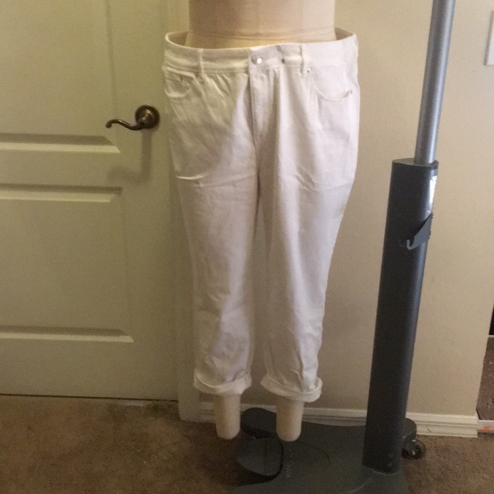 The so slimming gf crop by Chicos size 3 (18-20)